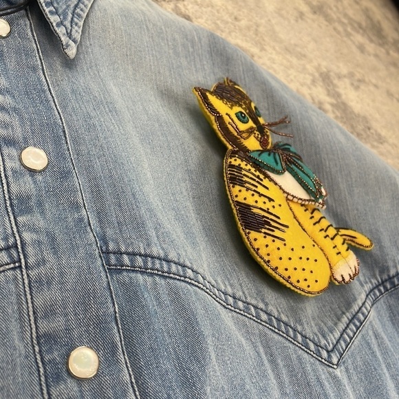 NWT Gucci Bleached Denim Snap Front Dress with 3D Cat Brooch Long Sleeve Sz 36 - Picture 10 of 17